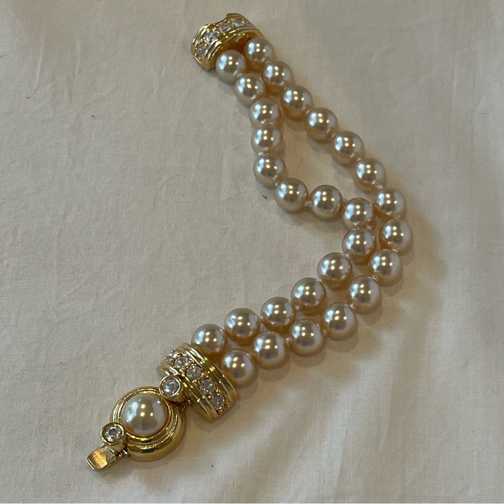 Vintage Kenneth Jay Lane Double Pearl Bracelet with luxe gold & crystal design - Picture 2 of 5